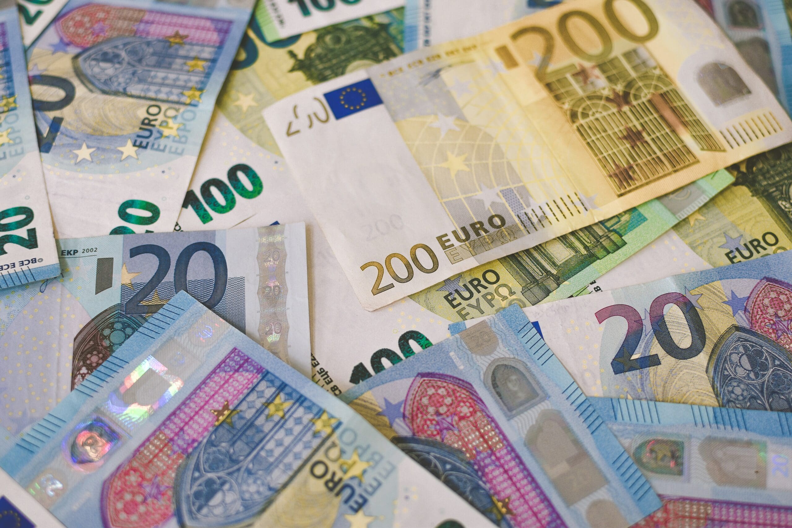 découvrez tout ce qu'il faut savoir sur la taxation : les principes, les taux, les modalités de paiement, et bien plus encore.