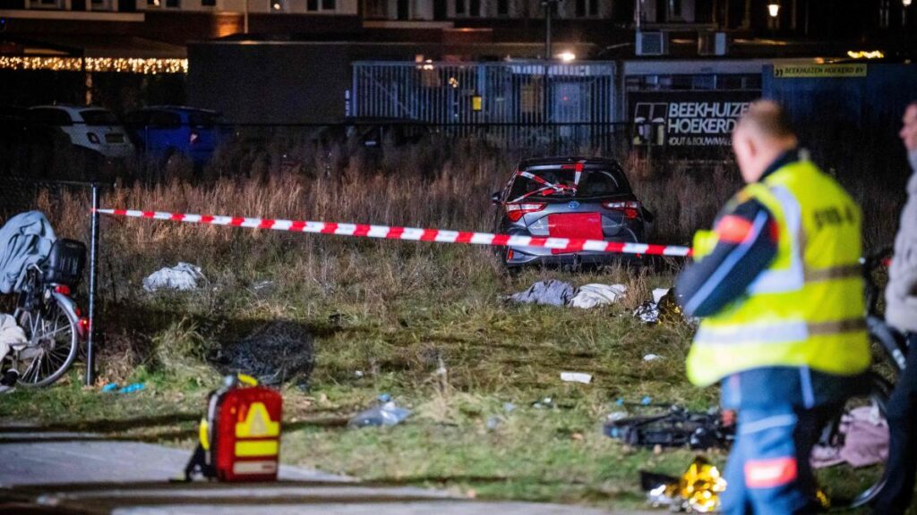 Voiture de police néerlandaise et cordon de sécurité après une collision avec la foule à Nunspeet