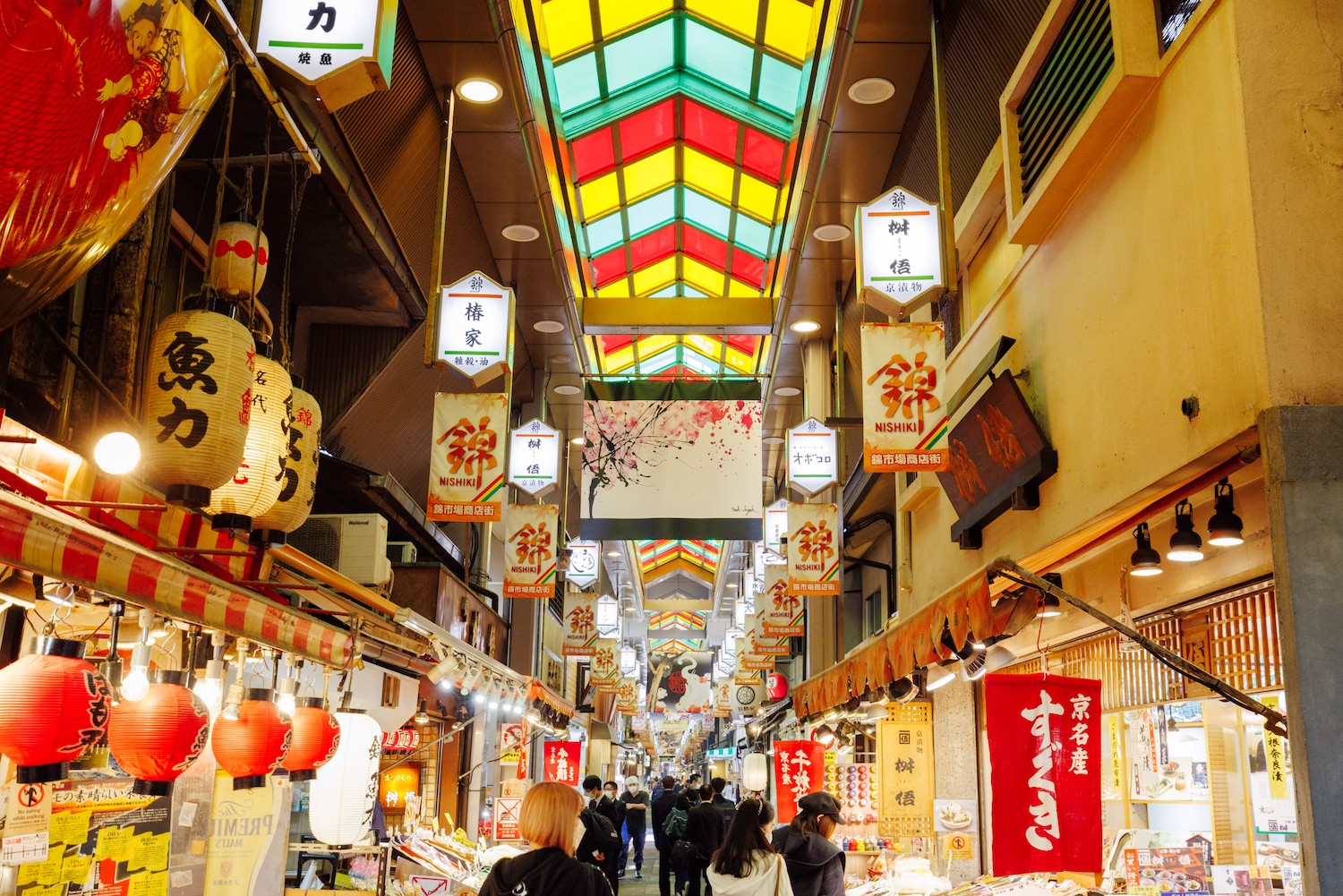 Étal coloré dans un marché japonais avec produits frais et objets traditionnels