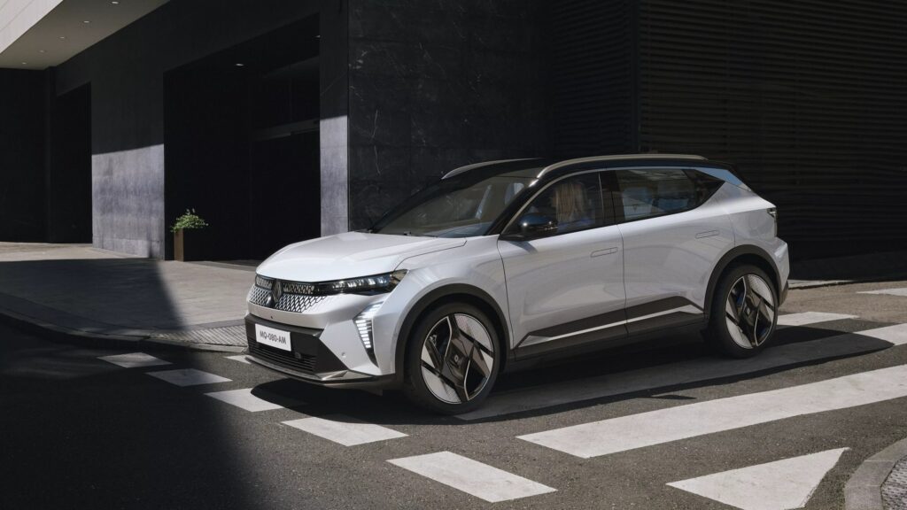 Le nouveau Renault Scenic, SUV électrique familial, sur une route de campagne