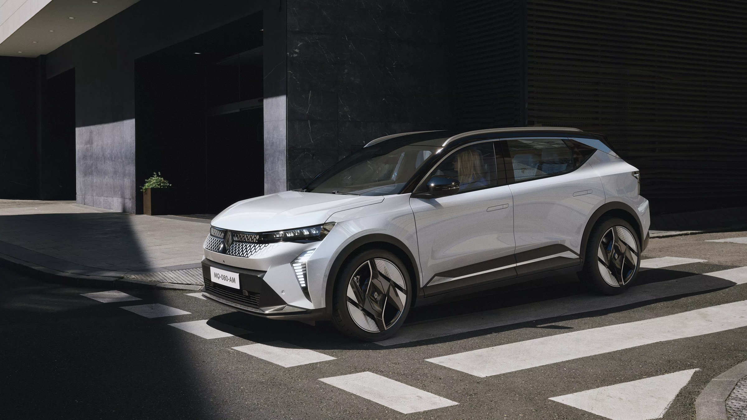 Le nouveau Renault Scenic, SUV électrique familial, sur une route de campagne