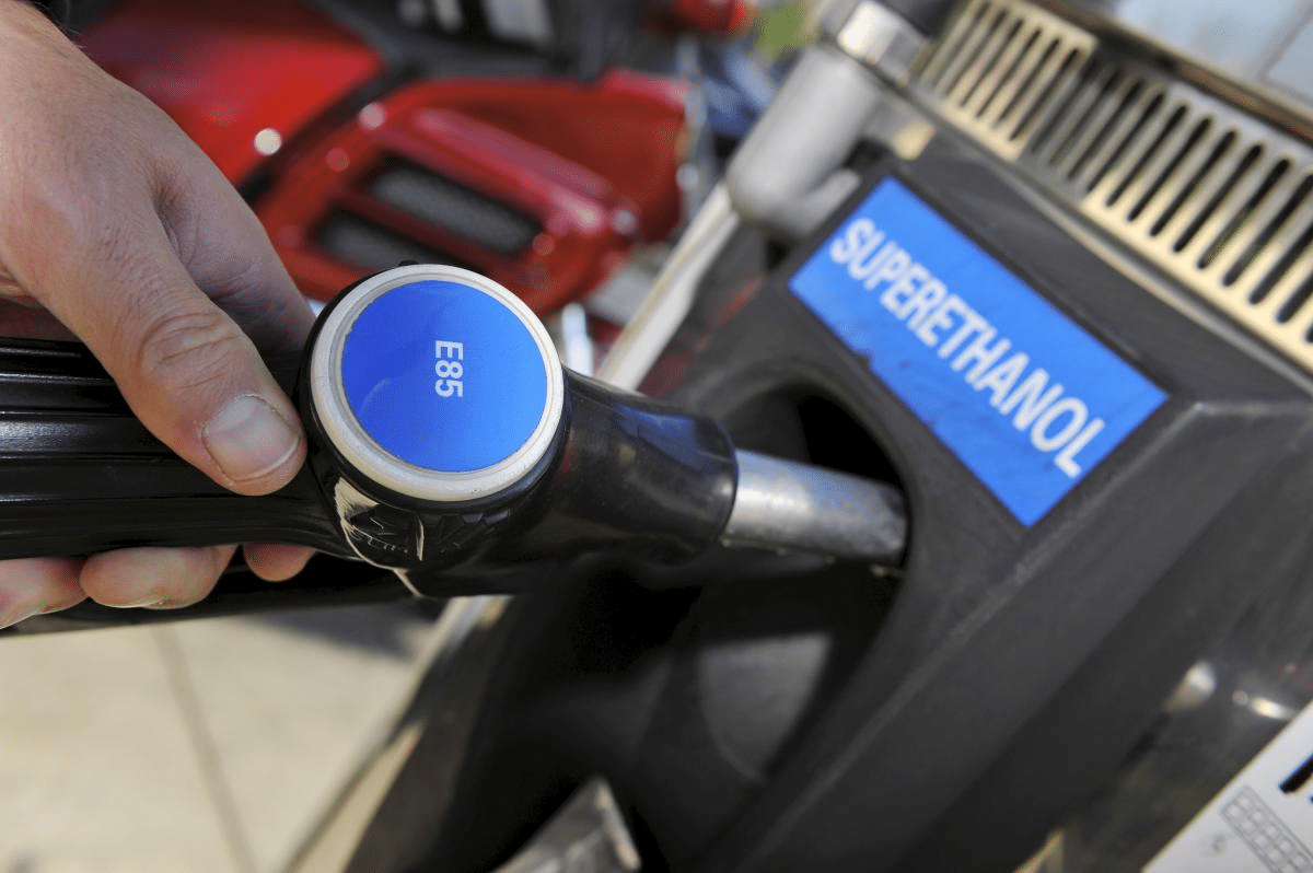 Pompe de carburant Superéthanol-E85 dans une station service en France