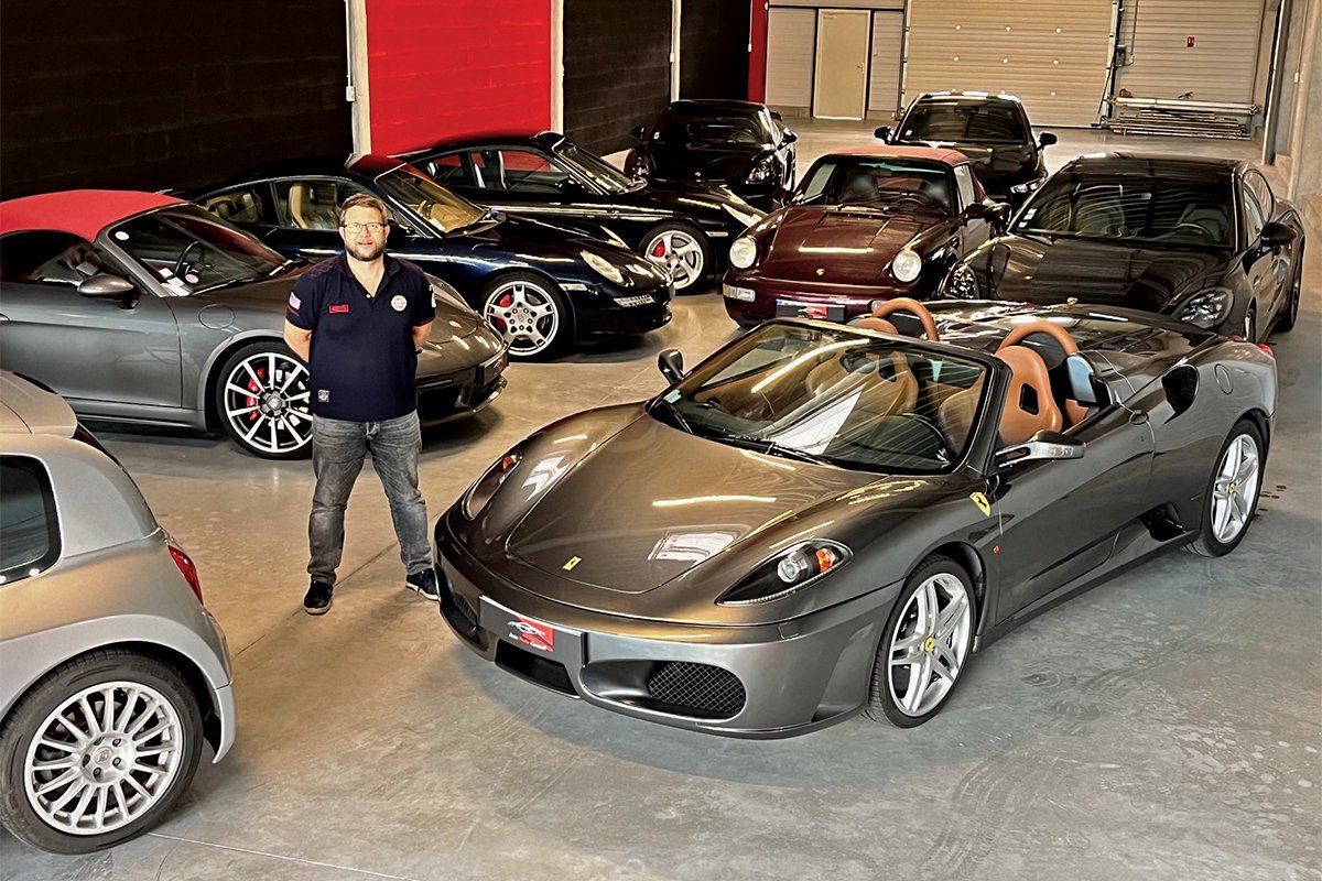 Voiture de prestige exposée dans un showroom avant une vente