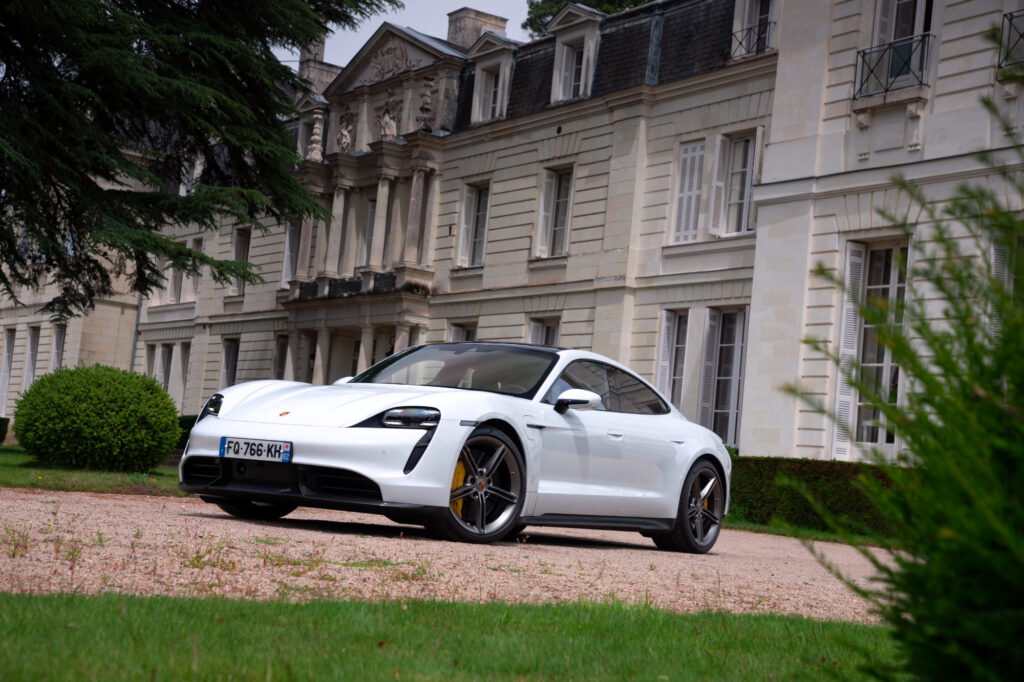 Porsche Taycan, berline électrique allemande, vue de trois quarts avant sur route