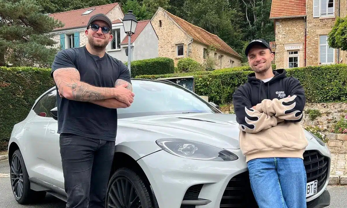 Aston Martin DBX707 blanc satiné, le SUV associé à Squeezie