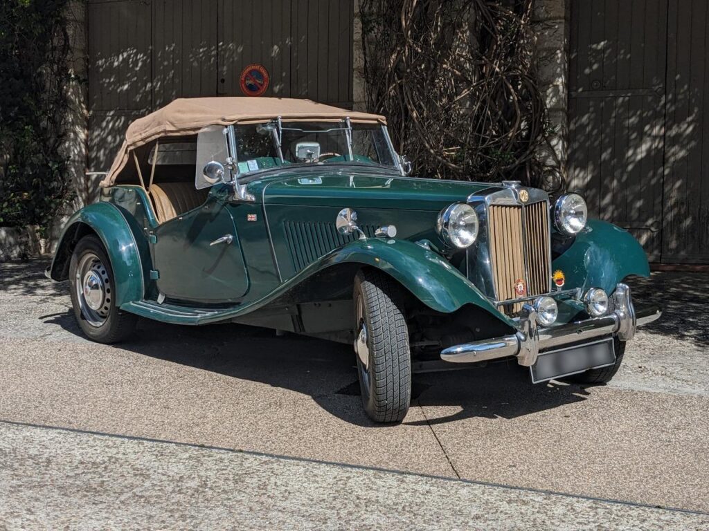 Voiture ancienne de collection exposée lors d'un rassemblement de passionnés