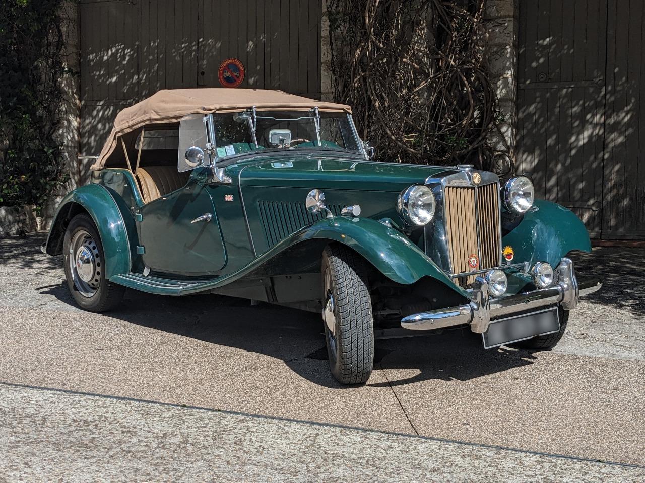 Voiture ancienne de collection exposée lors d'un rassemblement de passionnés