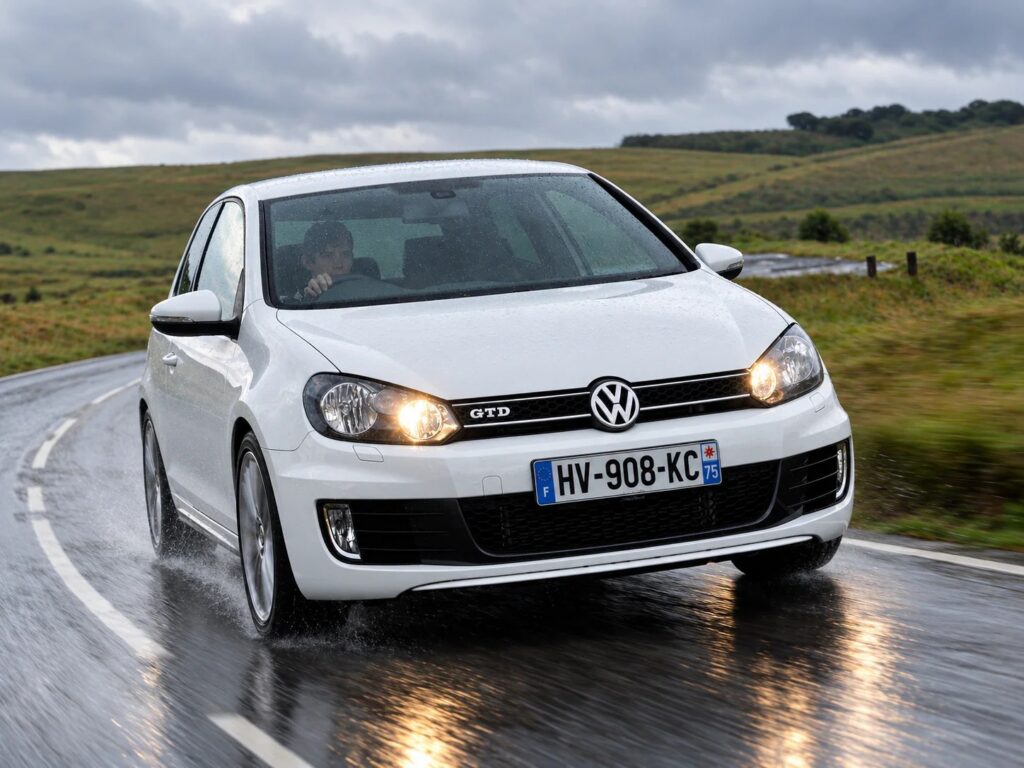 Volkswagen Golf compacte vue de trois quarts avant, garée en extérieur