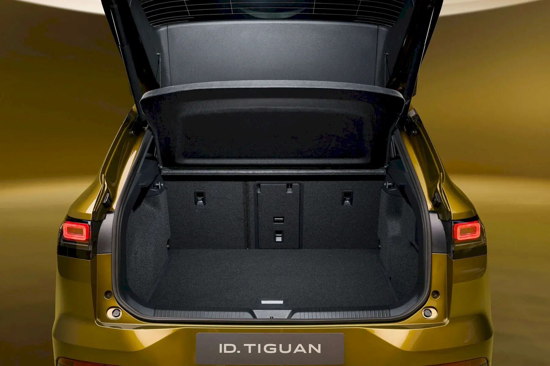 Volkswagen Tiguan SUV familial vu de trois quarts avant