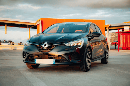 voiture renault noire sur parking